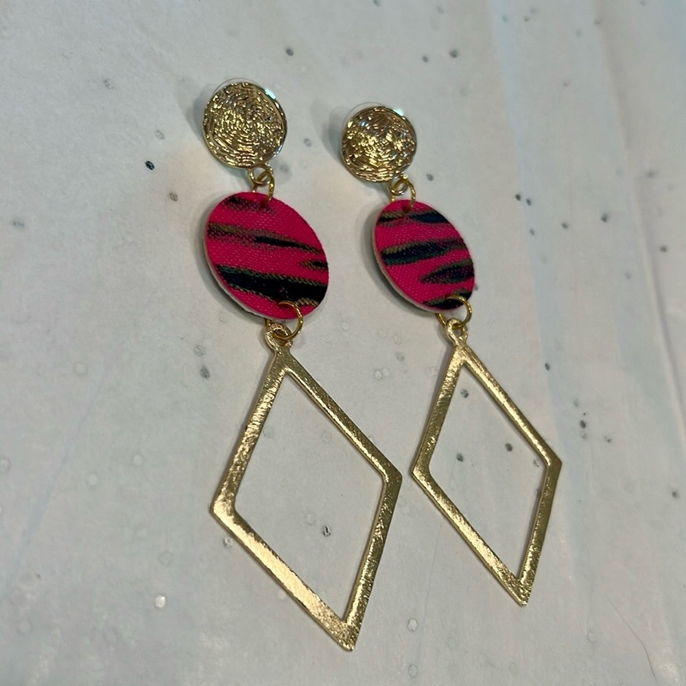 NWOT Gold and Pink Geometric Drop Earrings - Picture 2 of 3